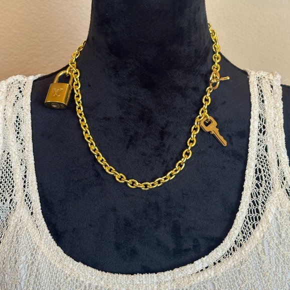 LOUIS VUITTON, Lock, 2 keys on an unbranded chain. # 315. Beautiful - Picture 9 of 11